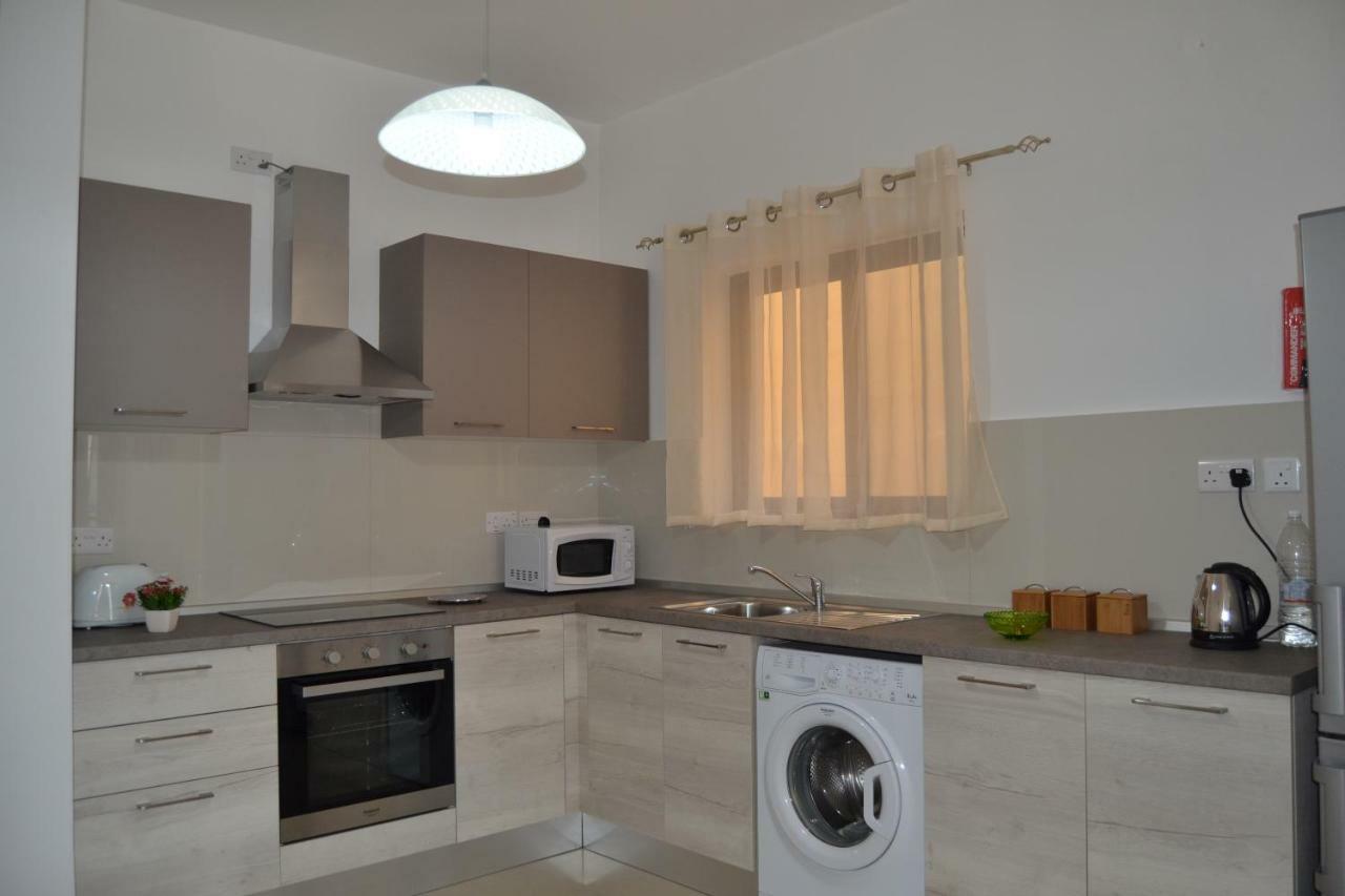 Mellieha Town Centre Bright & Spacious 3 Bedroom Apartment Buitenkant foto