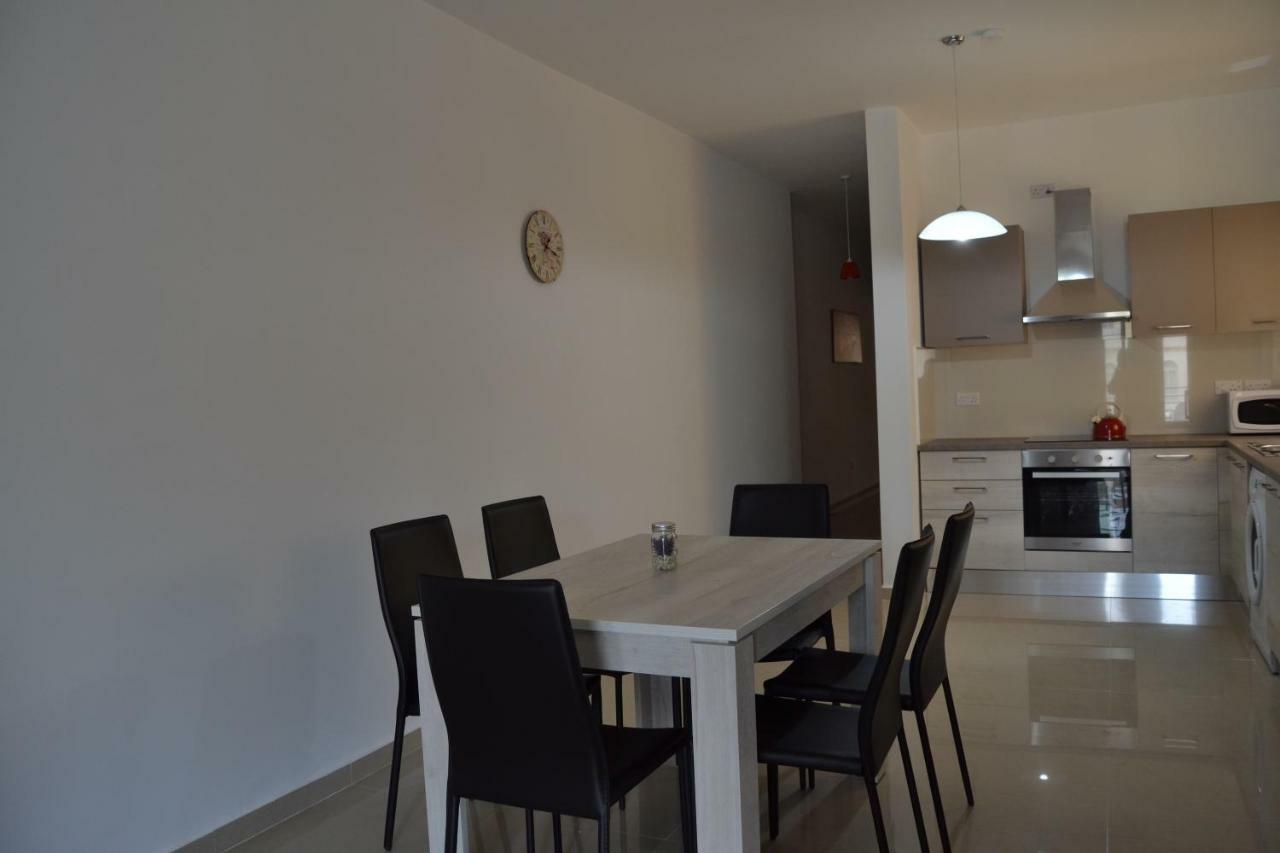 Mellieha Town Centre Bright & Spacious 3 Bedroom Apartment Buitenkant foto