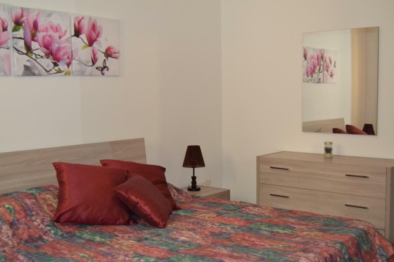 Mellieha Town Centre Bright & Spacious 3 Bedroom Apartment Buitenkant foto